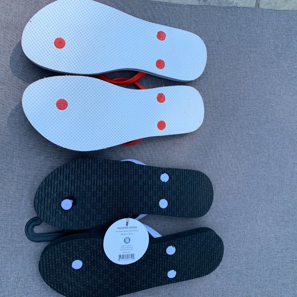 Womens 2 Pairs of Flip Flops - Old Navy & Chatties - Picture 3 of 6